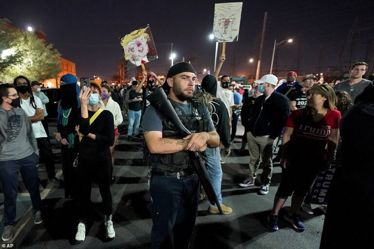 (Foto) Zgjedhjet presidenciale në SHBA/ Protesta në disa shtete, demonstruesit përplasen me policinë