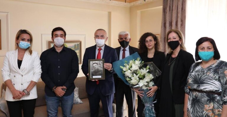 Silva Caka: 17 Nëntori ditë e lavdishme dhe e dhimbshme!