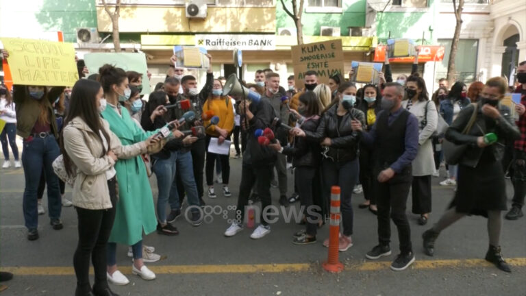 Studentët përgjigjen me protesta, kërkojnë rikthimin në auditore