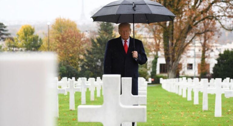Dalja e parë publike e Trump pas humbjes së zgjedhjeve, viziton varrezat