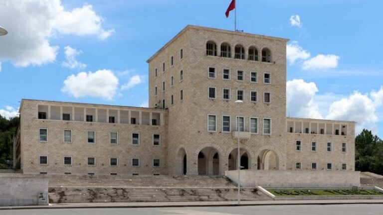 Sot nis mësimi online në universitetet e vendit për një muaj. “Kyçen” edhe konviktet