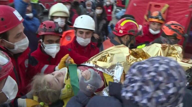 Ndodh mrekullia nën rrënoja, vajza 3 vjeçe shpëtohet 65 orë pas tërmetit në Turqi (Video)