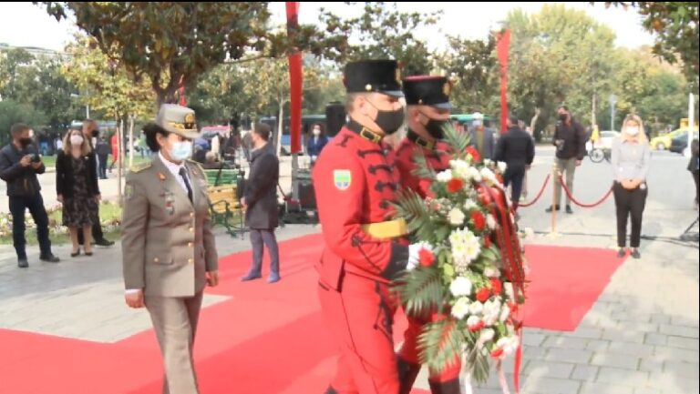 76-vjetori i çlirimit të kryeqytetit. Ceremoni përkujtimore tek “Ushtari i Panjohur”, i pranishëm kryebashkiaku Veliaj