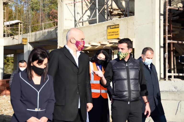Kryebashkiaku Veliaj i shpjegon Ramës: Të shtunën do fillojmë me pallatet e para