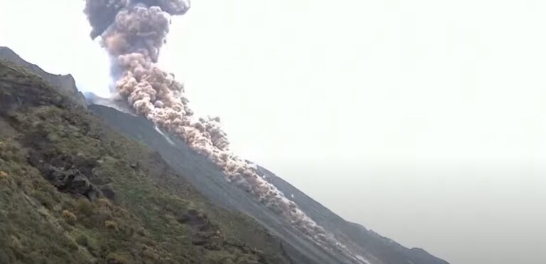 Kamera filmon momentin e shpërthimit të vullkanit Stromboli në Itali
