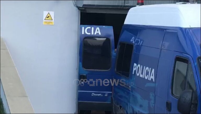 Video/ Rillogaritja e viteve të burgut, Zani Çaushi nën masa të forta sigurie në gjykatë