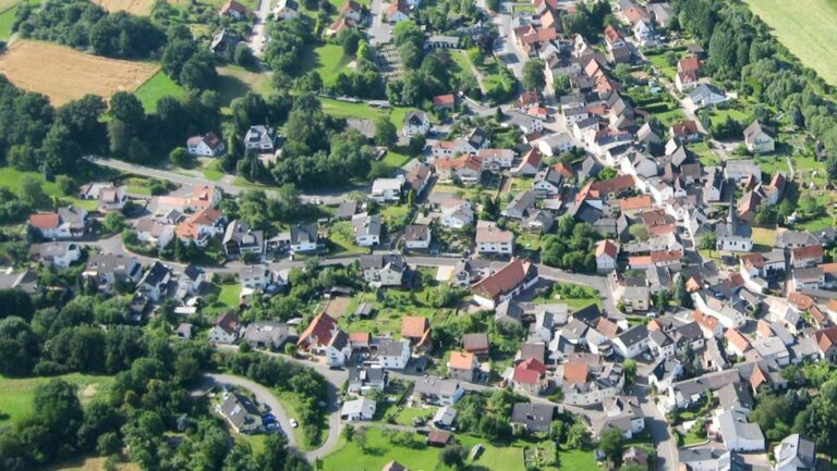 E padëgjuar, e moshuara iu lë fqinjëve 6.2 milionë euro trashëgimi