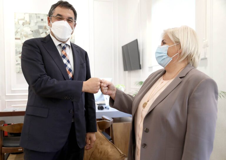 Bën bilancin dhe i lë ”porositë”, Çuçi i dorëzon postin Ekonomit: Bashkëpunëtorja ime e vjetër