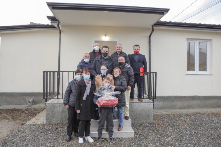 Tre familje në Farkë i gëzohen banesave të reja, Veliaj: I kemi rindërtuar shtëpitë pa dallime partiake