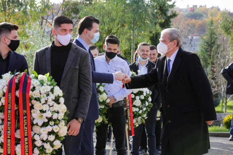 Basha, Berisha dhe drejtuesit e PD-së, homazhe tek monumenti i Azem Hajdarit (FOTO/VIDEO)