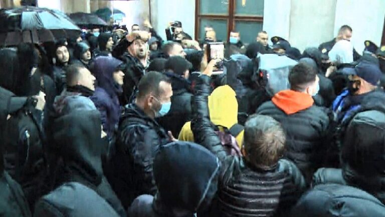 Protestuesit para derës së Kryeministrisë, policia krijon kordon mbrojtës