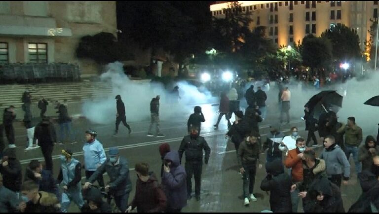 Policia nuk rresht që hedhuri gaz lotsjellës ndaj protestuesve