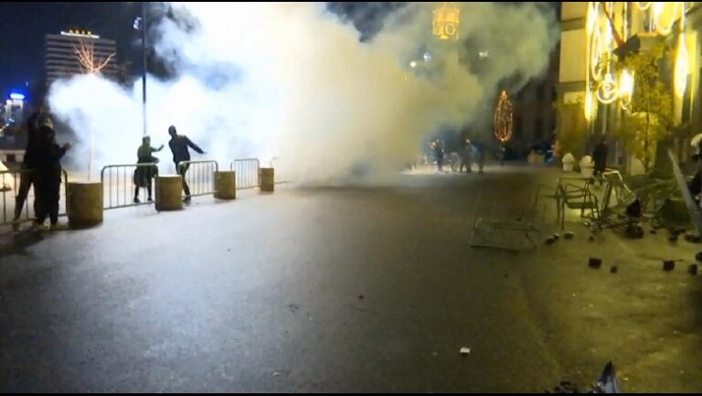 Protesta, FNSH hedh gaz lotsjellës për të shpërndarë qytetarët