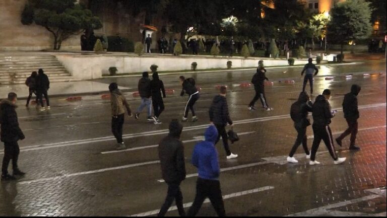 Protestuesit nuk dorëzohen, mblidhen përsëri para Kryeministrisë