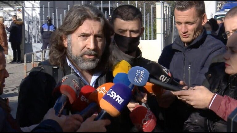 Familjarët dhe avokatët akuzojnë policinë për ndalime të paligjshme
