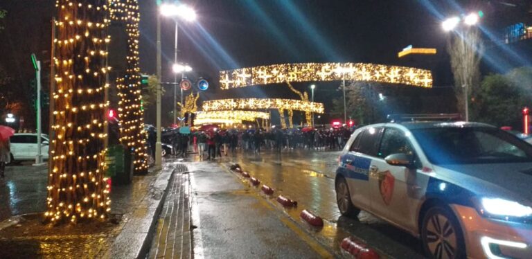 Protestuesit drejtohen drejt Drejtorisë së Policisë së Tiranës