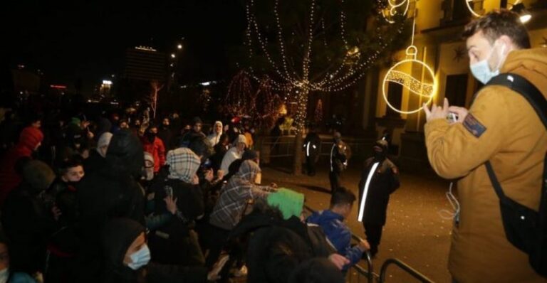 Rikthehen protestat në Tiranë, regjisori i njohur zbulon çfarë do të ndodhë pasditen e sotme dhe kush do të dalë në rrugë