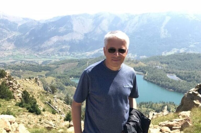 I veshur sportiv dhe me syze dielli, Lleshaj pozon në natyrë