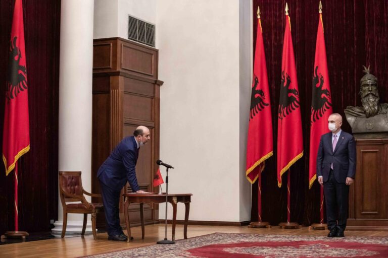 Anëtari i ri i Gjykatës Kushtetuese, Altin Binaj, betohet para Presidentit të Republikës