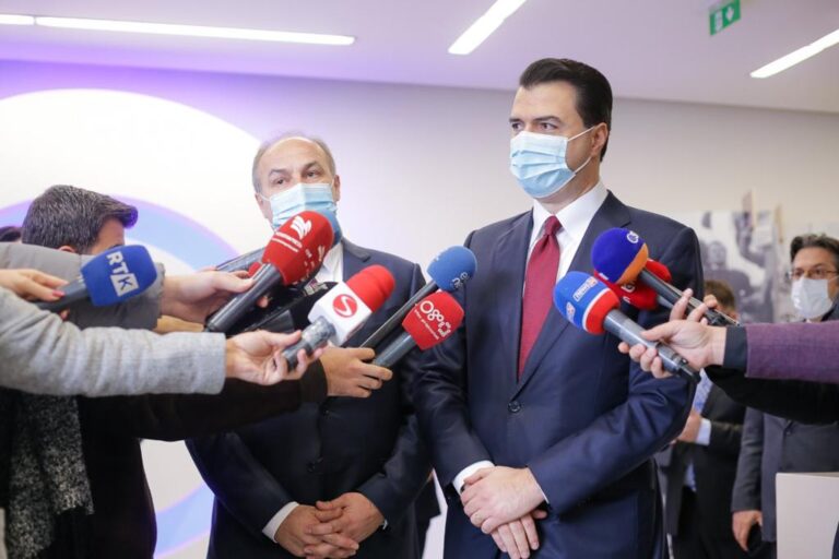 Basha takon Enver Hoxhajn: Të mbështesim njëzëri luftën e UÇK
