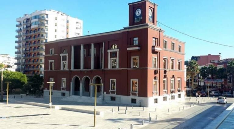 “Po na lënë pa shtëpi”, Bashkia Durrës i përgjigjet PD: Kemi ndërmarrë të gjitha hapat për rikonstruksionin e objektit, janë ndjekur të gjitha procedurat ligjore