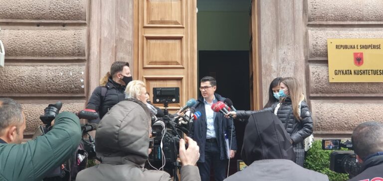 Bindja Demokratike dorëzon në Kushtetuese kërkesën për rrëzimin e Kodit Zgjedhor