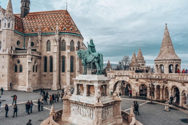 Hungaria pret turistët për festa, por nëse ke ”pasaportën e imunitetit”