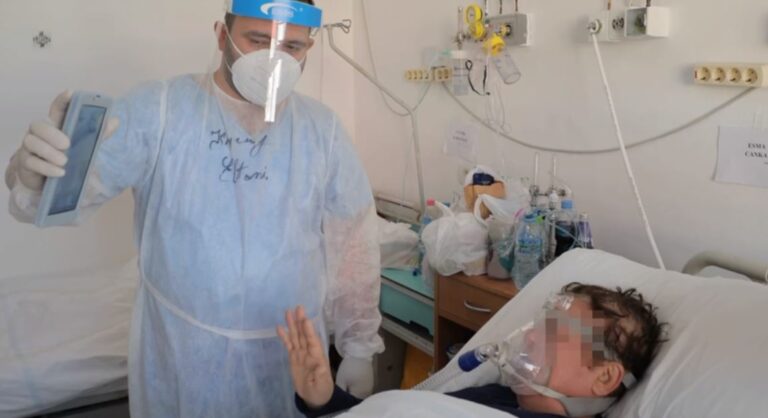Pacientët e shtruar tek Infektivi, Manastirliu: Familjarët komunikojnë përmes tabletave (VIDEO)