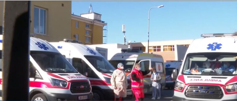 Shërbim në autoambulancë, pacientët në pritje për t’u shtruar në spital (VIDEO)