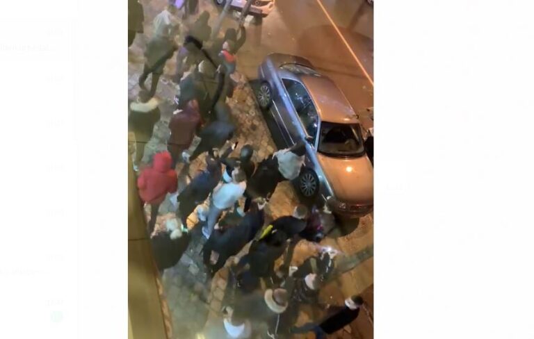 Një grup protestuesish nisen drejt Rajonit të Policisë