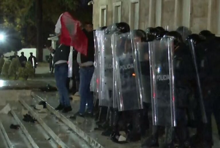 Protestuesit këndojnë himnin kombëtar para efektivëve: Vdes si një dëshmor