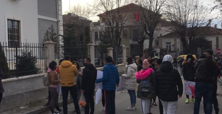 FOTO/ Shqipëria në këmbë! Protestë në Korçë: Drejtësi për Klodianin! Digjen pemë, gurë e shishe ndaj Bashkisë