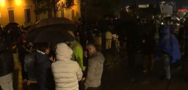 Mes gazit që policia po hedh, protestuesit duartrokasin për dorëheqjen e Sandër Lleshajt