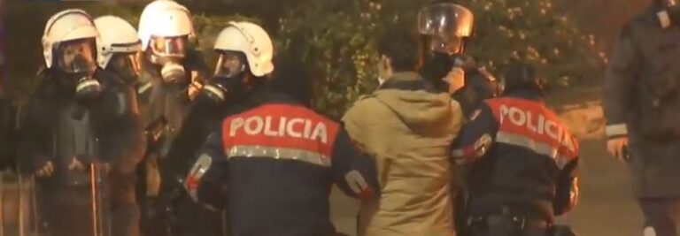 Policia ushtron dhunë, i riu me maskë dhe po protesonte paqësisht (FOTO)