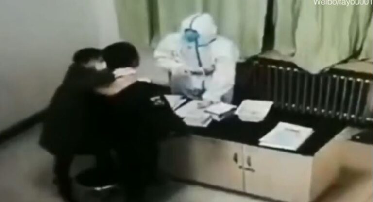 Po i bënte testin për COVID-19, burri godet infermieren, befason me ato që tregon më pas (VIDEO)