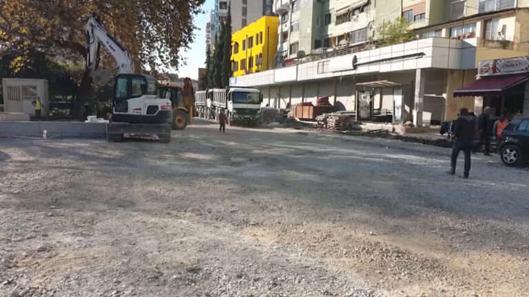 “Ndriçuesit nuk ndizen prej 2 vitesh”, s’kanë të sosur hallet e banorëve të ish Kënetës në Durrës