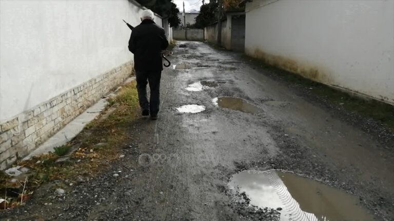 Elbasan: Dy pika shi e bëjnë baltë “Mëhallën e Madhe”