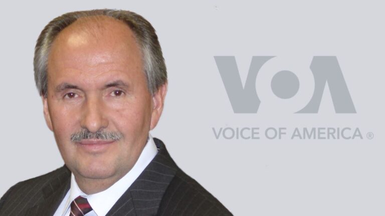 Shqiptarin Elez Biberaj e largojnë nga drejtimi i ”Zërit të Amerikës”, nuk ndoqi politikën e Trump