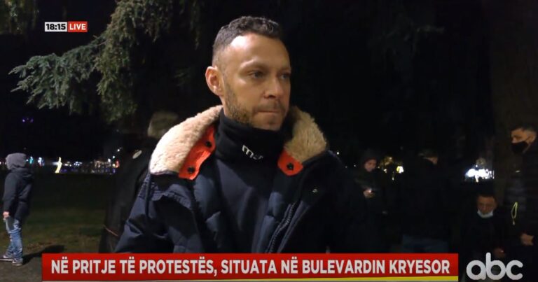 “Njeriu i memeve” i bashkohet protestës: Qëndroni fort, rinia katalizatori i ndryshimit