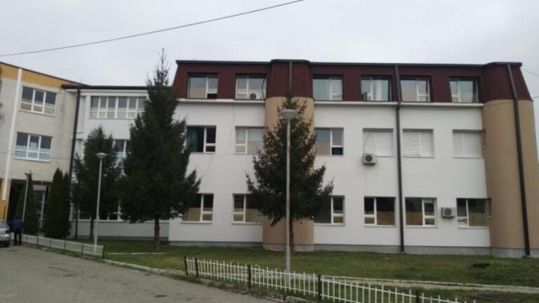 Për pak ditë dilte në pension, vdes nga koronavirusi infermierja në Gjakovë