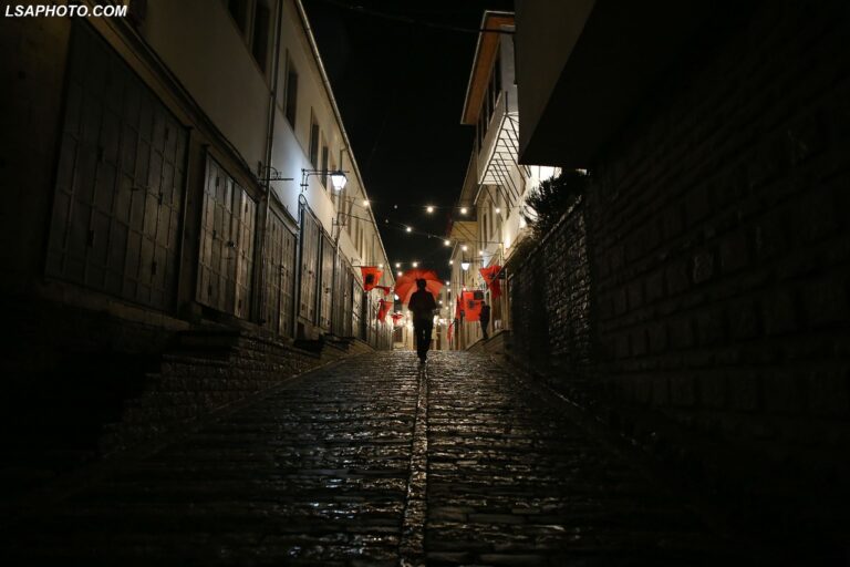 FOTO-Reportazhi/ Gjirokastra, magjepsëse edhe natën