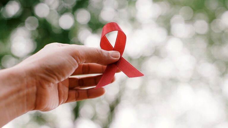 Mbi 1700 raste me HIV në Shqipëri, 73% e të infektuarve janë…