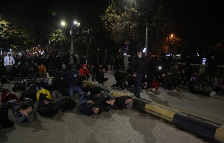 BIRN: Qelitë plot me protestues, fëmijët “humbasin” nëpër komisariate