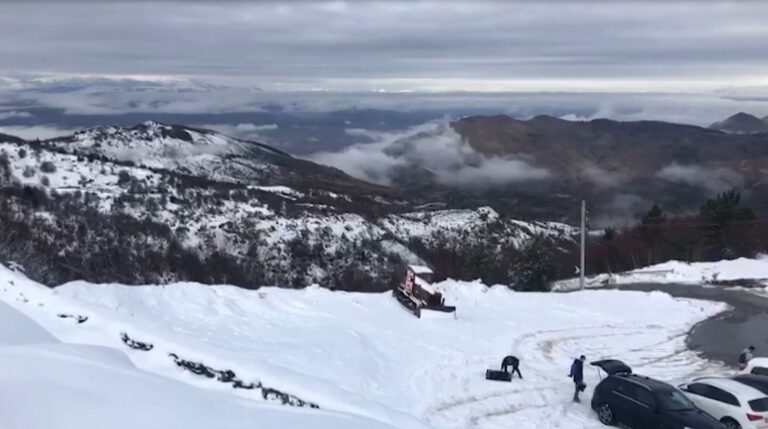 Në Dardhë për ski, dëbora e kthen Korçën destinacion të fundjavës