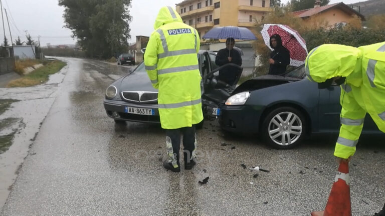 Përplasen kokë më kokë dy makina në Lushnje, plagosen tre persona