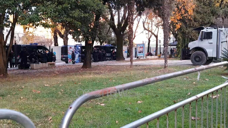 “Drejtësi për Klodianin”, nis protesta, gurë e shashka në drejtim të Ministrisë së Brendshme