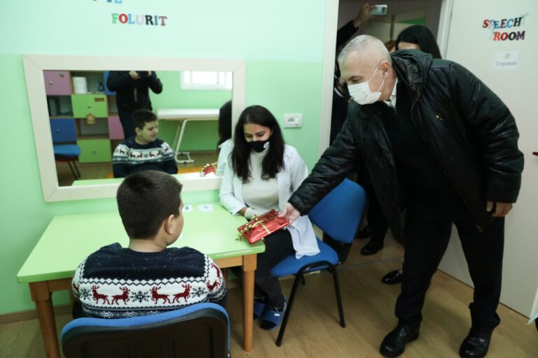 Presidenti Meta: Të ndihmojmë fëmijët me aftësi të veçanta të integrohen plotësisht në shoqëri