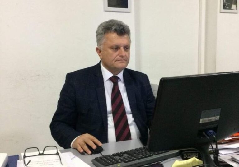 S’ka trëndafil që e zbukuron maskën e zezë që mbani në fytyrë z. Kryeministër!