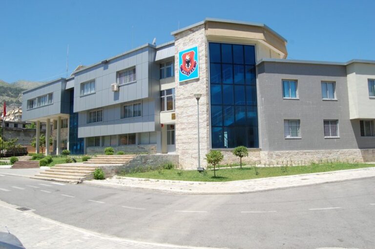 U kap duke transportuar emigrantë të paligjshëm, vihet në pranga 43-vjeçari