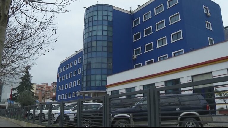 Tiranë: Arrestohet anëtari i 10 i grupit që përfituan 38 mijë euro nga ‘vjedhjet’ në rrjetet sociale